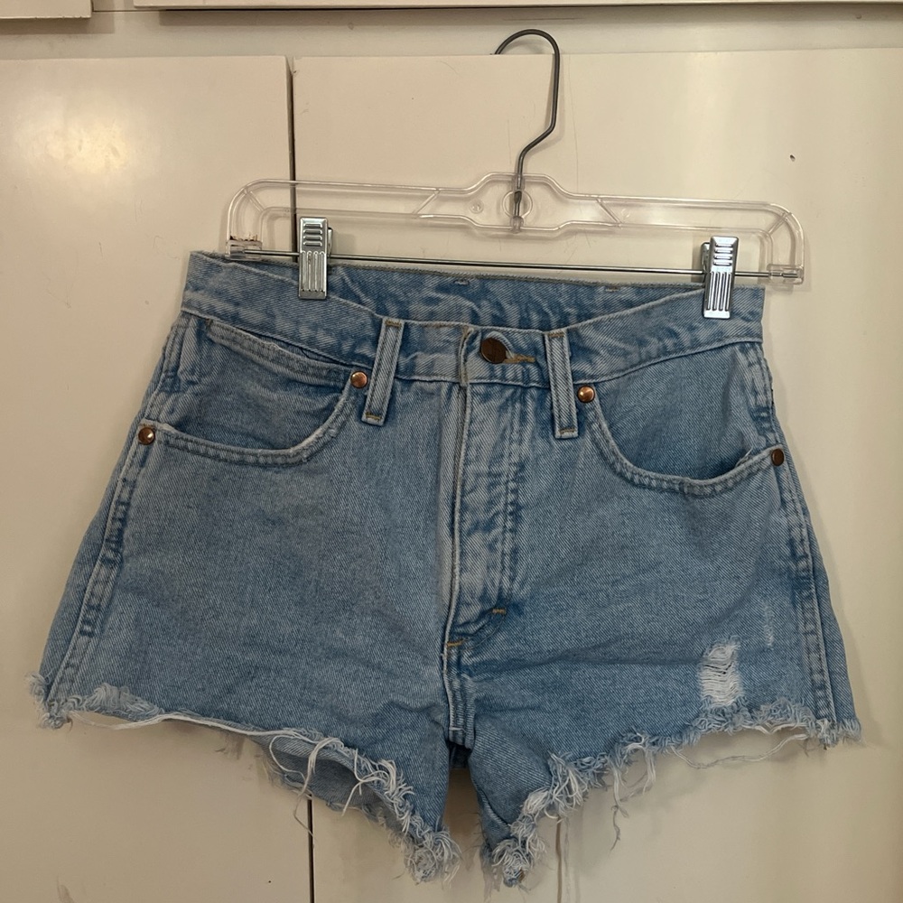 Women’s wrangler high waisted jean shorts! Size 26